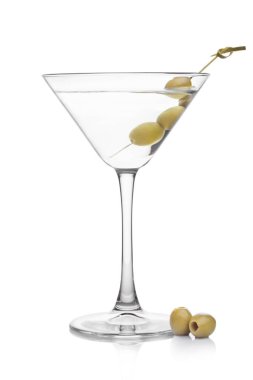 Klasik bardakta votka martini cin kokteyli bambu çubuğunda zeytin ve beyaz arka planda taze zeytin..