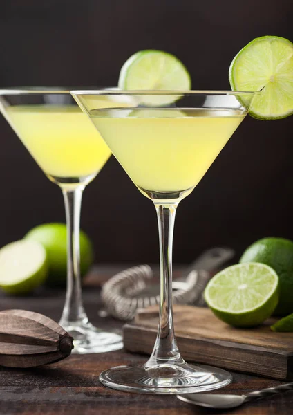 Gimlet Kamikaze Cocktail Copos Martini Com Fatia Limão Gelo Sobre — Fotografia de Stock