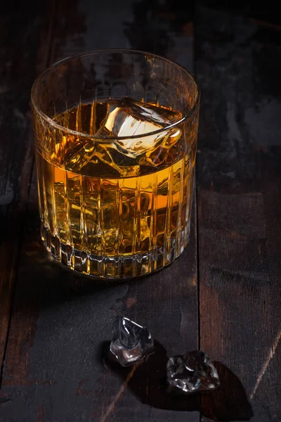 Single Malt Scotch Whisky Kristallglas Mit Eiswürfeln Auf Holztischhintergrund Ansicht — Stockfoto