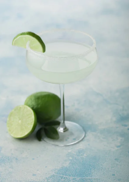 Kristalglas Margarita Cocktail Met Frisse Limoenen Lichtblauwe Tafelondergrond — Stockfoto