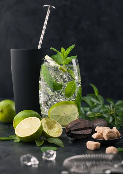 Glas Mojito Cocktail Med Isbitar Mint Och Lime Svart Bräda — Stockfoto
