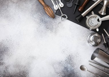 Çelik kokteyl karıştırıcı, süzgeç, jigger ve siyah plastik tepside muddler ile ahşap sıkacağı. En iyi dünya kokteylleri için çeşitli bar aletleri..