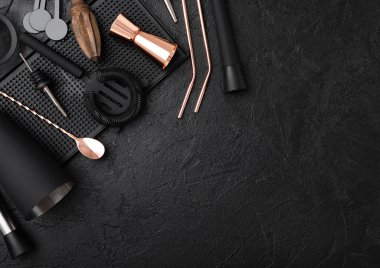 Çubuk kaşık kaşık kaşık, kauçuk çubuk tepsisi üzerinde titretici ve süzgeç ile siyah tahta arka planda kokteyller için.