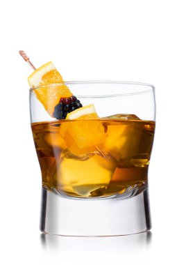 Viskili eski moda bardak ve portakal dilimli buzlu buz.