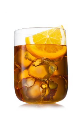 Büyük bir bardak limon tadında buzlu çay..