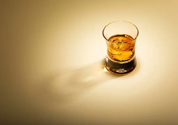 Single Malt Whisky Glas Med Isterninger Gylden Baggrund Top View - Stock-foto