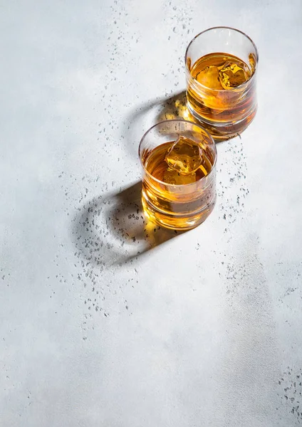 Zwei Whiskeygläser Mit Eiswürfeln Auf Hellem Hintergrund — Stockfoto