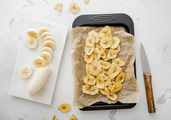 Tray Dried Banana Chips Raw Banana Kitchen Knife Top View — Stock Photo, Image