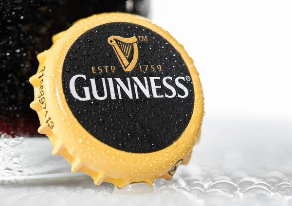 Лондон Великобритания Декабря 2022 Года Шапочка Бутылки Пива Guinness Росой — стоковое фото