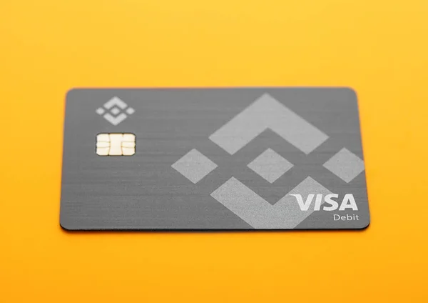 London November 2022 Binance Cryptocurrency Visa Debit Card Yellow — Stock Photo, Image