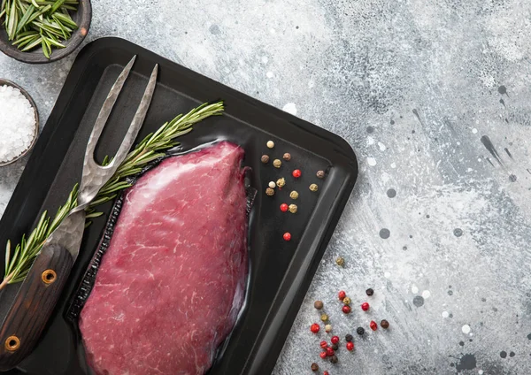 Syrové Hovězí Steak Svíčková Filet Zapečetěný Vakuovém Zásobníku Pepřem Rozmarýnem — Stock fotografie