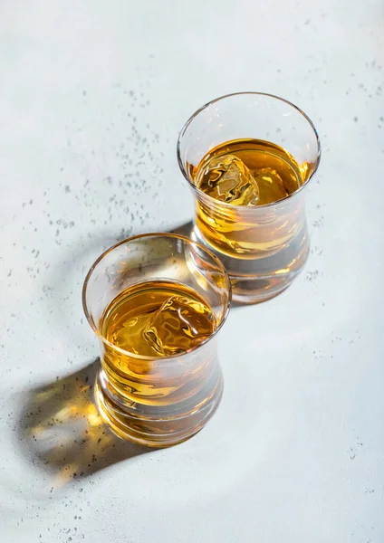 Gläser Single Malt Feinster Whisky Mit Eiswürfeln Auf Hellem Hintergrund — Stockfoto