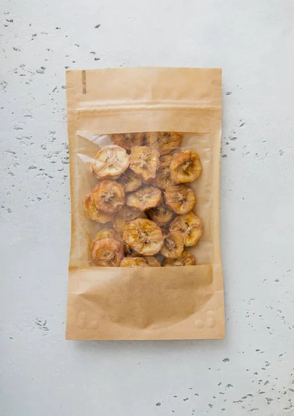 Пакет Сушених Біоорганічних Здорових Бананових Чіпсів Світлій Дошці Macro — стокове фото