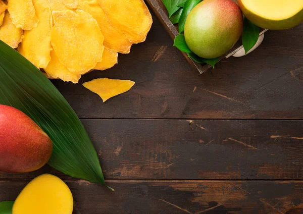Grote Gedroogde Mango Stukken Houten Plank Met Vers Rauw Fruit — Stockfoto