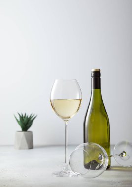 Cam ve ışık arka plan üzerinde beyaz şarap şişe.