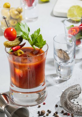 Votka ve domates suyu. Arka planda biberli Bloody Mary kokteyli. Macro.