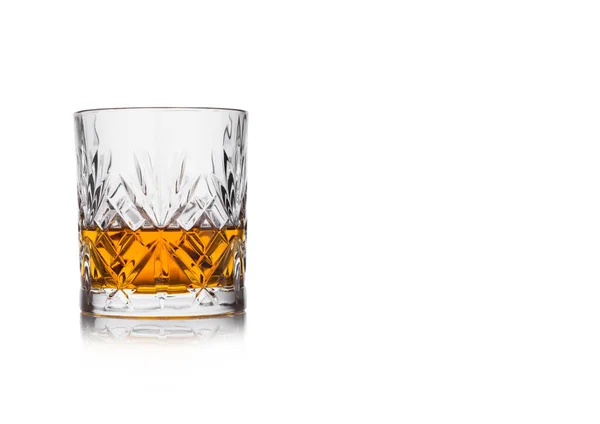 Scotch Whisky Sticlă Cristalină Elegantă Fundal Alb Reflecție Spațiu Pentru — Fotografie, imagine de stoc