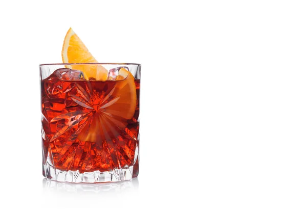 Negroni Cocktail Kristallglas Med Isbitar Och Orange Skiva Vit Bakgrund — Stockfoto