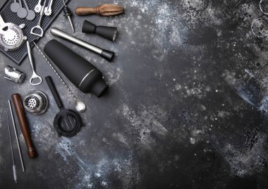 Siyah Matt çelik karıştırıcı, doldurucu, kaşık, süzgeç, muddler ve jigger ışık sahasında..