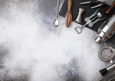 Kokteyl tezgahları. Jigger, pipet ve kaşık, siyah karıştırıcı, karıştırıcı ve süzgeç, plastik tepside, manuel ahşap sıkacağıyla..