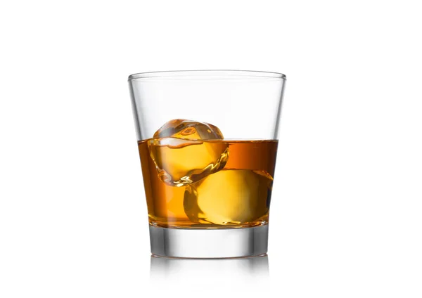 Klassisches Glas Mit Irischem Whisky Auf Weiß Mit Eiswürfeln — Stockfoto