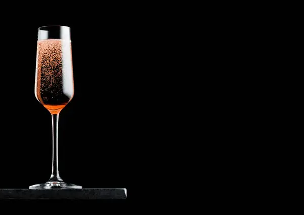 Elegant Glass Pink Rose Champagne Bubbles Black Marble Board Black — Stock Photo, Image