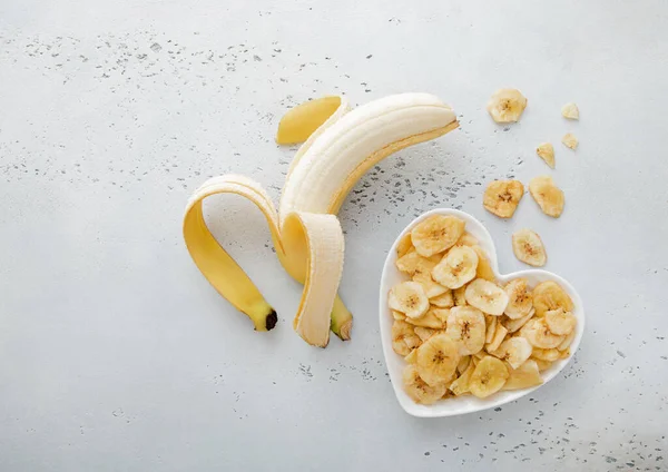 Dried Banana Chips Heart Shape Plate Raw Banana Top View — Stock Photo, Image