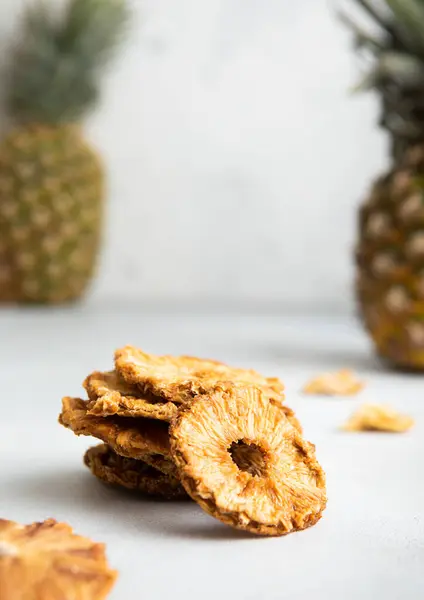 Bio Süße Ananaskreisscheiben Mit Reifen Ananas Auf Hellem Tisch — Stockfoto