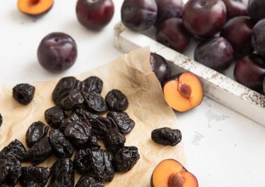 Kurutulmuş kuru erikli kuru erikler, açık mutfak arka planında ahşap kutuda..