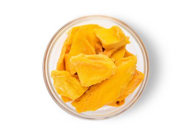 Beyaz arka planda kurutulmuş tatlı mango dilimleri..