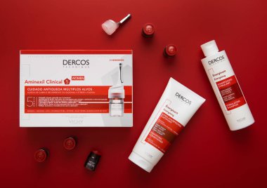 LONDON, İngiltere - 20 Kasım 2023: Bir kutu Dercos saç kaybı Aminexil klinik tedavisini kırmızı şampuan ve kremle ampulleştirdi.