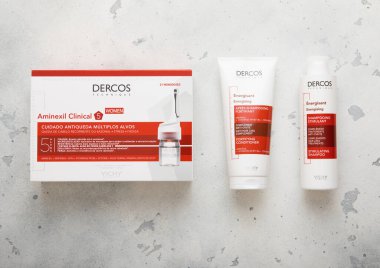 LONDON, İngiltere - 20 Kasım 2023: Bir kutu Dercos saç kaybı ampulleri Aminexil şampuan ve saç kremi ile klinik tedavi.