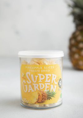 LONDON, İngiltere - 14 Kasım 2023: Plastik küp Süper Bahçe Dondurulmuş Ananas dilimleri Işık Masası üzerinde.