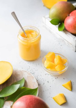 Mango püresi tatlı ve arka planda taze mango parçaları..