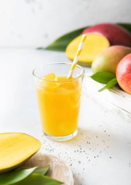 Taze mango suyu ve buzlu bardak ve taze çiğ meyve..