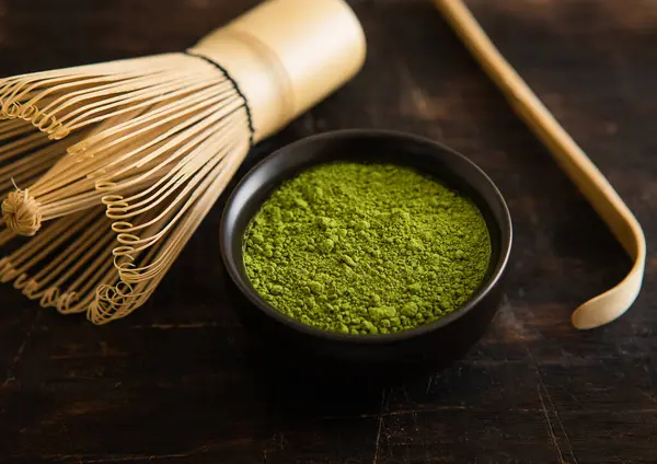 Matcha Verde Con Cuchara Bambú Batidor Sobre Fondo Negro — Foto de Stock