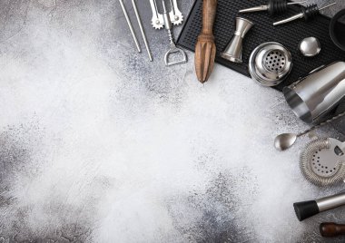 Çeşitli bar aletleri. En iyi dünya kokteylleri için plastik tepside siyah karıştırıcı, karıştırıcı ve süzgeçli Jigger, pipet ve kaşık..