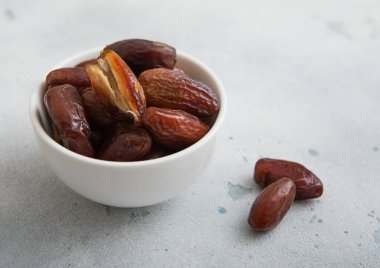 Seramik kasede hafif arka planda kurumuş organik hurma..