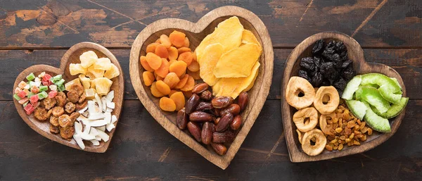 Gesunde Süße Trockenfrüchte Und Beeren Herzförmigen Tellern Aus Holz Auf — Stockfoto