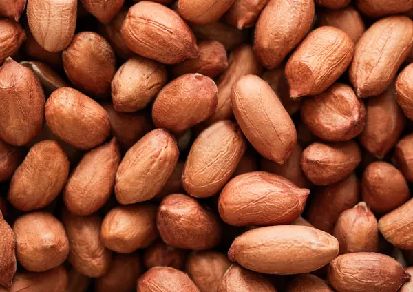 生の皮をむいた赤いピーナッツナッツ トップビュー マクロの背景 — ストック写真