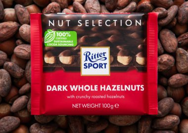 LONDON, İngiltere - 15 Mart 2024: Ritter Spor Fındıklı Kakao ve fındık arkaplanı üzerine koyu çikolata.