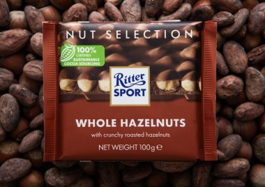 LONDON, İngiltere - 10 Mart 2024: Fındık ve kakao arkaplanının üzerinde Ritter Spor Fındık Çikolatası Çubuğu.