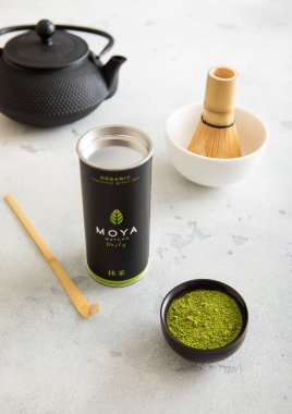 Londra, İngiltere - 10 Ocak 2024: Moya organik kibrit çay tozu ile bambu çırpı ve kaşığı ışık masasında.