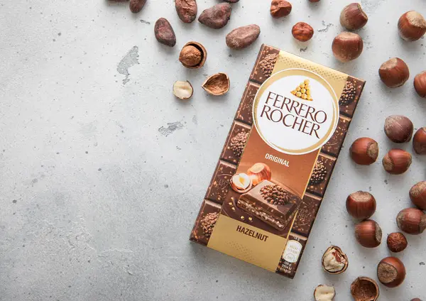 London Egyesült Királyság March 2024 Ferrero Rocher Eredeti Csokoládé Szelet Stock Kép