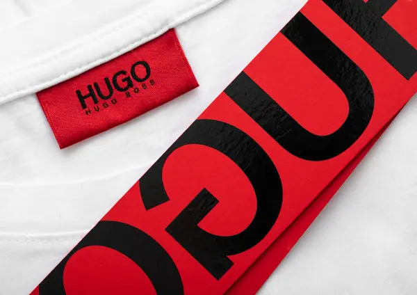 Londra Febbraio 2024 Etichetta Hugo Boss Rossa Shirt Premium Tessuto Foto Stock