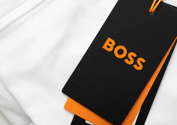 Londra Febbraio 2024 Etichetta Arancione Boss Shirt Premium Tessuto Bianco Foto Stock Royalty Free