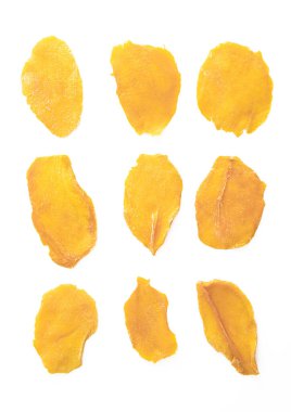 Büyük tatlı kurutulmuş mango dilimleri beyaza izole edilmiş.