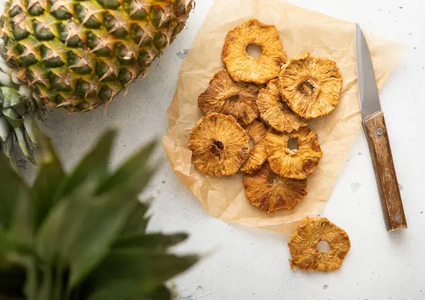 Organik Tatlı Ananas Çemberi Ekmek Kağıdında Işık Masasında Bıçakla Doğranır Stok Resim