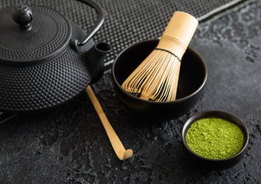 Bambu kaşıklı yeşil kibrit çayı ve Japon demirinden siyah çaydanlık..
