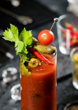 Kereviz, turşu, zeytin ve kırmızı biberli Bloody Mary kokteyli.